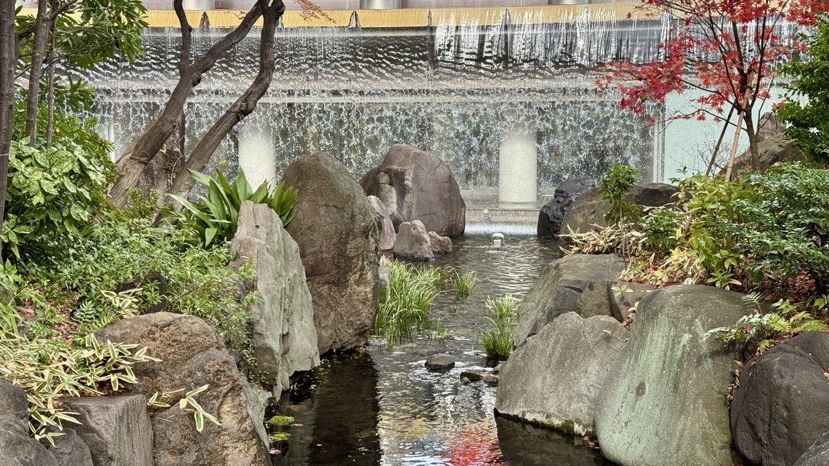 岩と木々に囲まれた中自然の森の滝