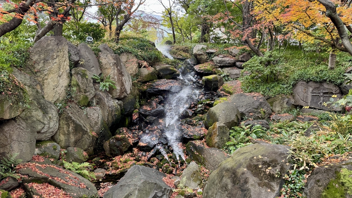 岩場を流れ落ちる中自然の森の滝