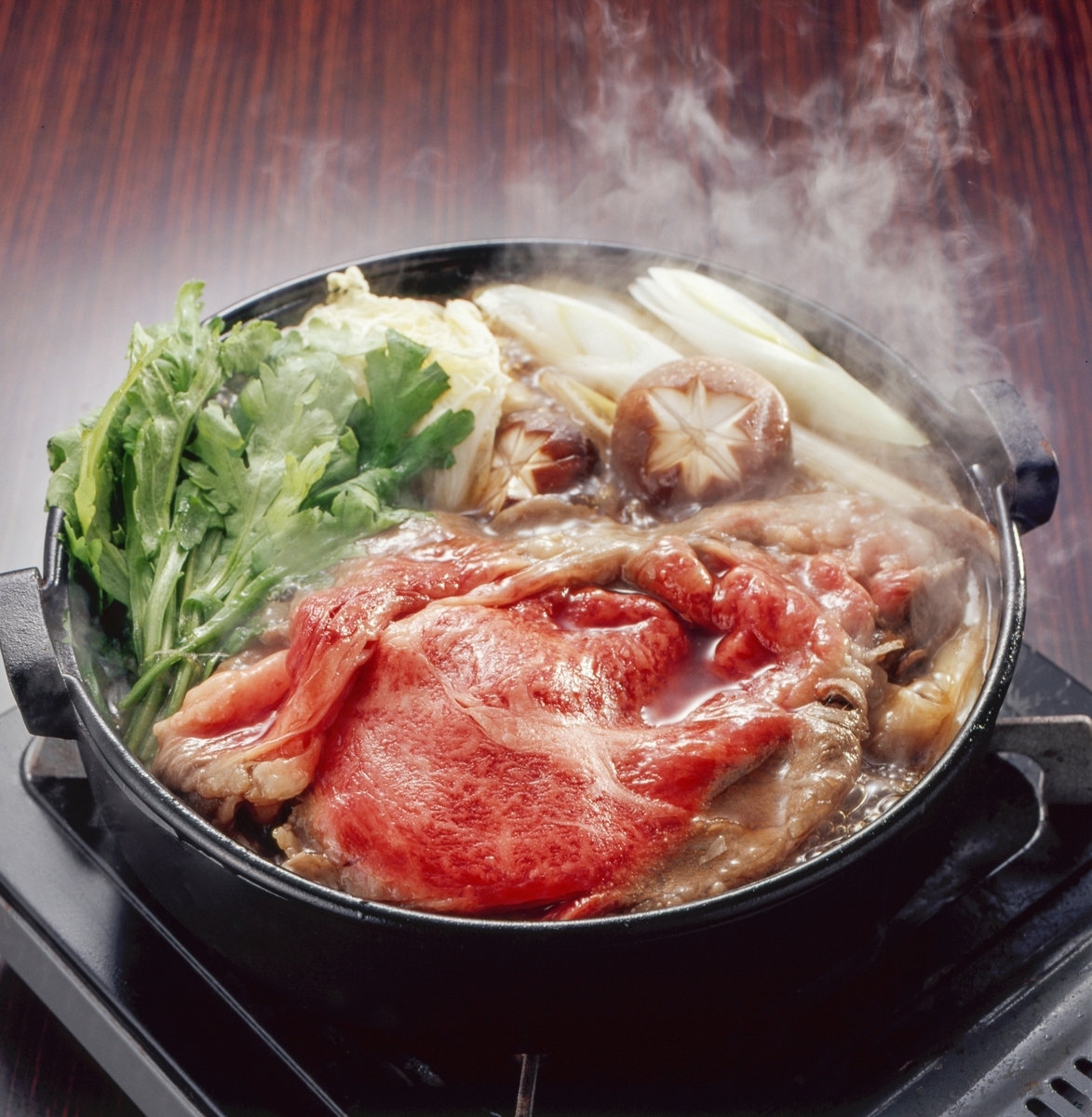 鍋で煮える牛肉と野菜のすき焼き