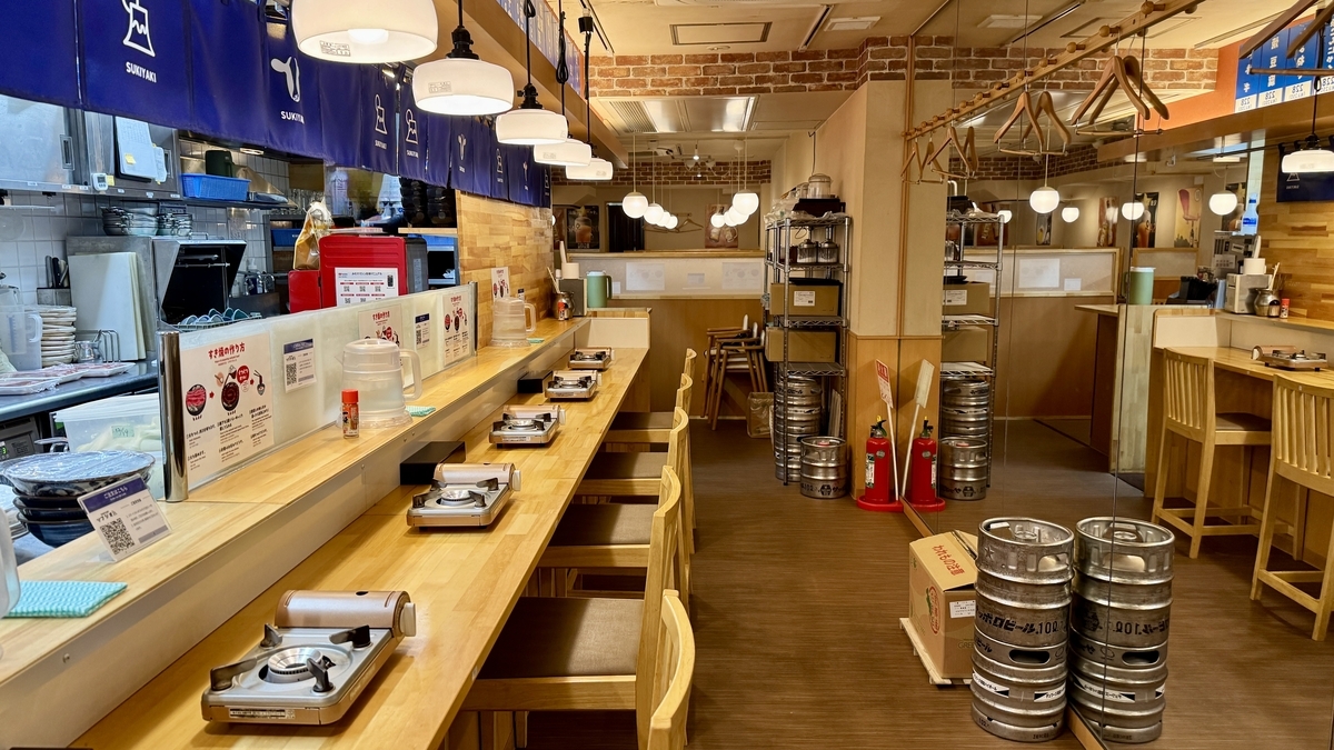 ガスコンロ付きのカウンター席が並ぶ店内