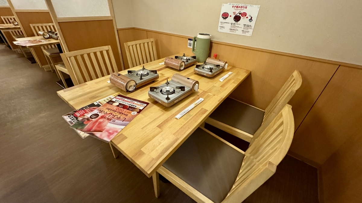 四人掛けテーブル席に並ぶ一人用コンロ