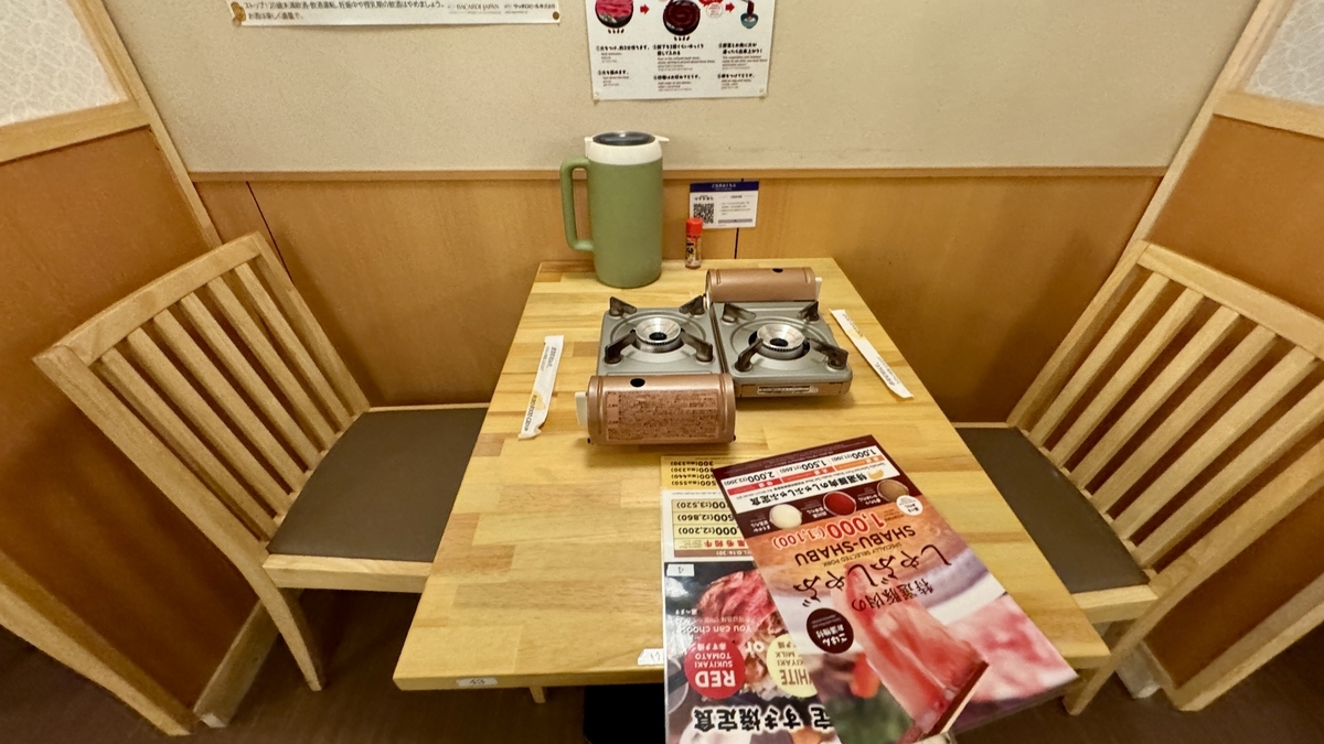二人掛けテーブル席に置かれた二台のコンロ