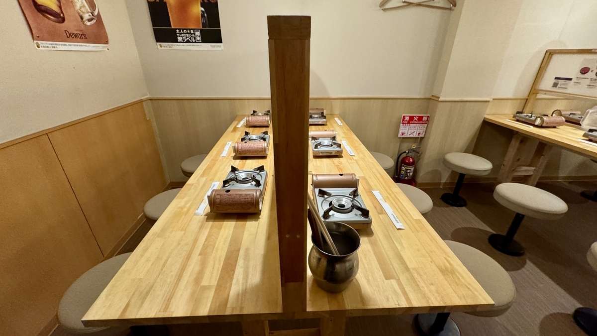 仕切り付きでコンロが並ぶテーブル席