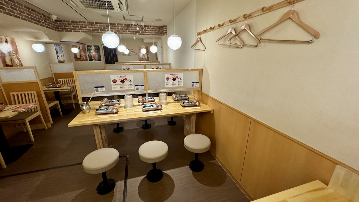 一人用コンロを備えたテーブル席