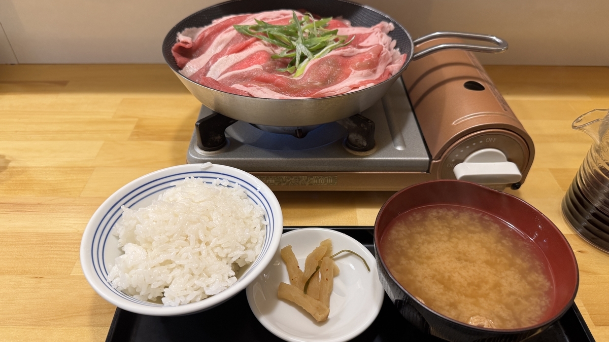 黒すき焼き定食のごはん味噌汁漬物セット