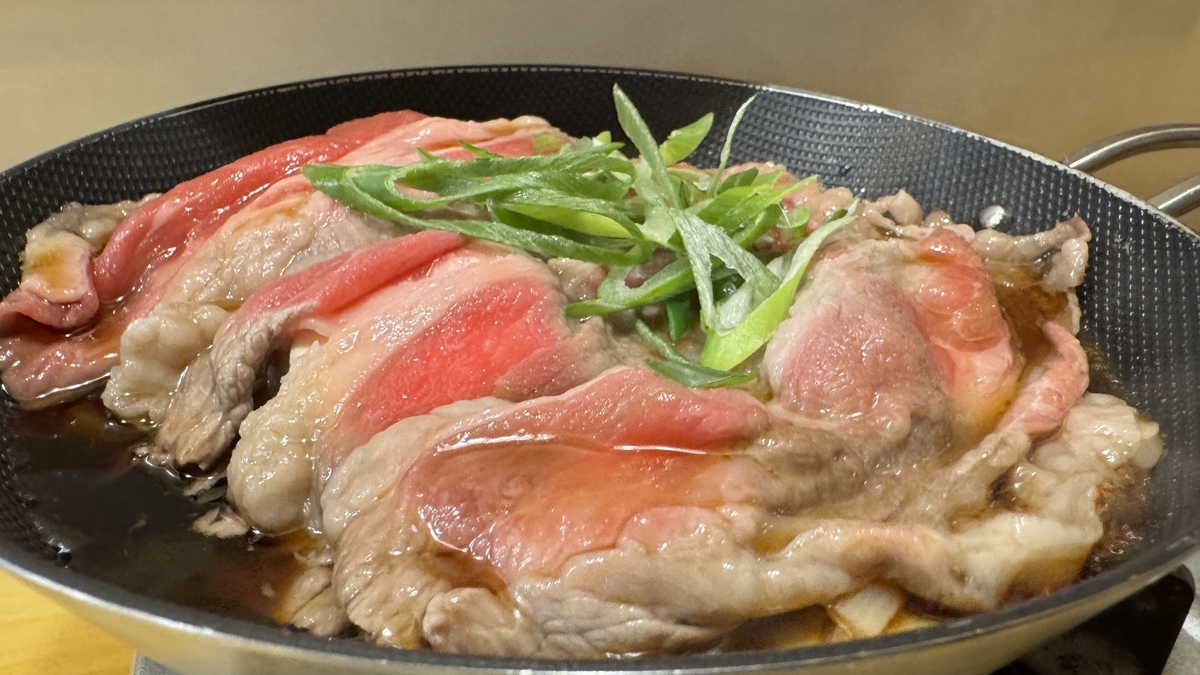 割下で煮えていく特選牛肉のすき焼き