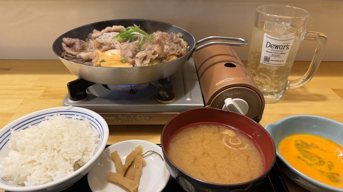 すき焼き定食一式と鍋の全景