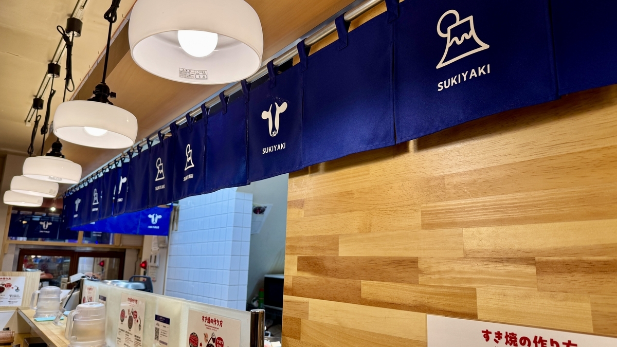 店内カウンター上に並ぶ青いのれん