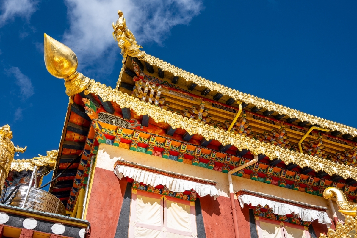 寺院の本堂に安置された仏像