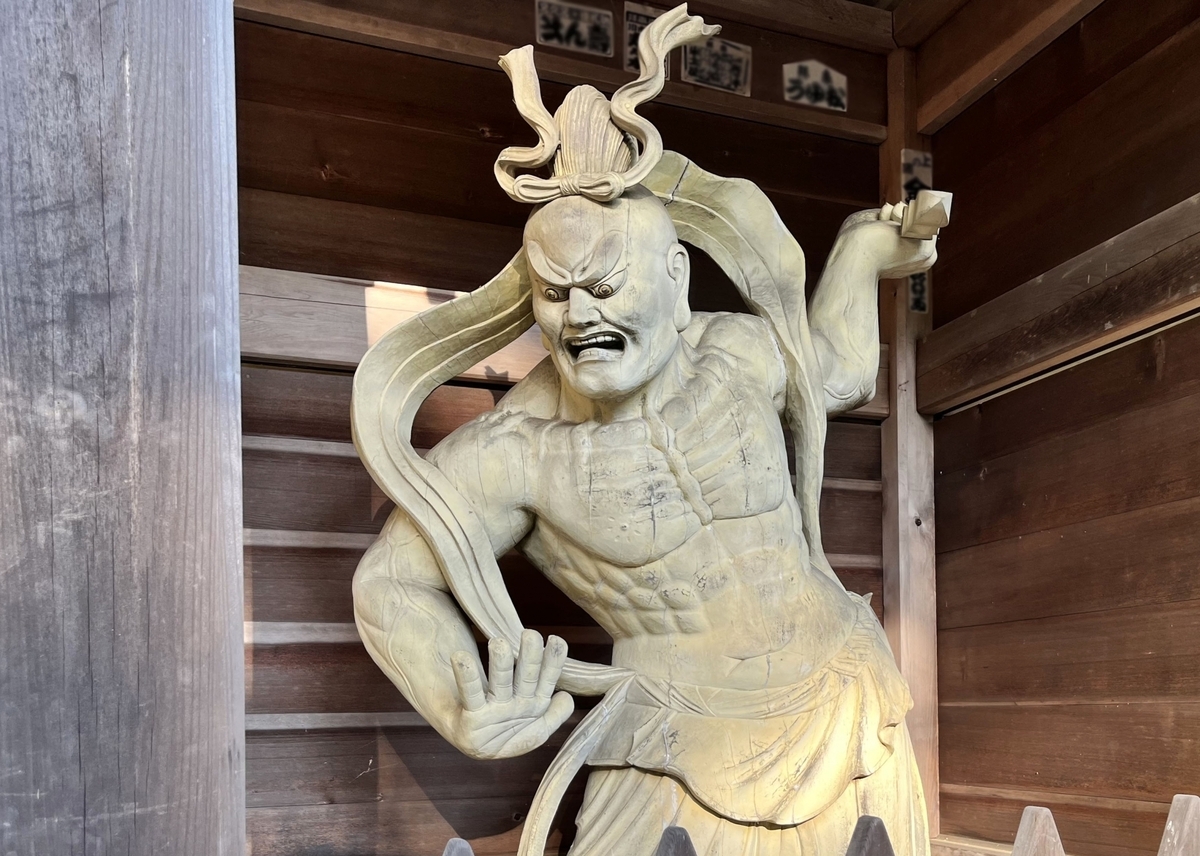 山門の左右に立つ仁王像