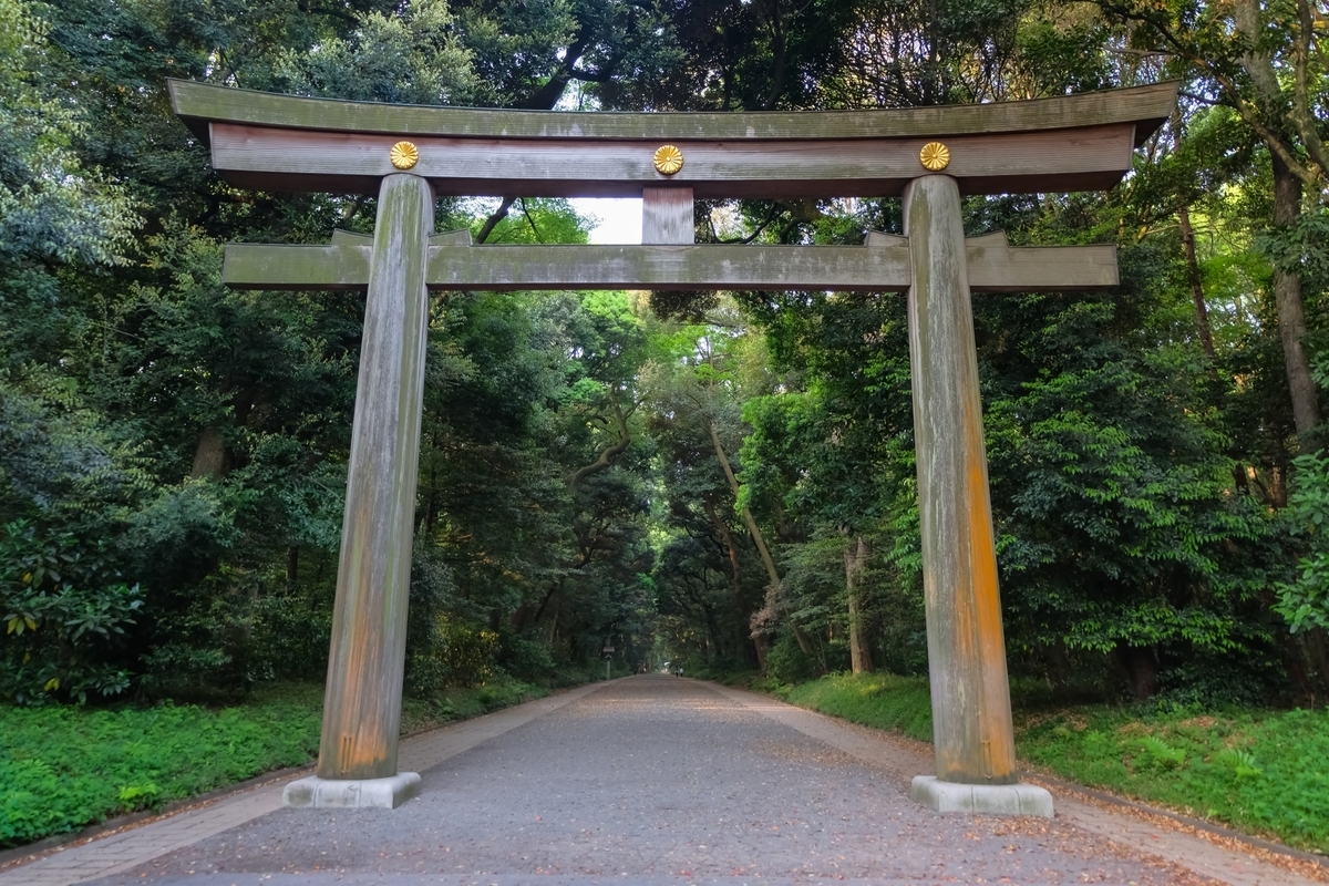 神社と寺院が分かれて建つ現代の風景
