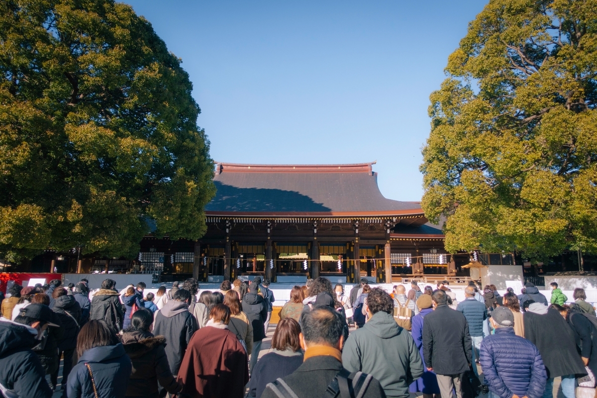 鳥居の向こうに見える神社の社殿