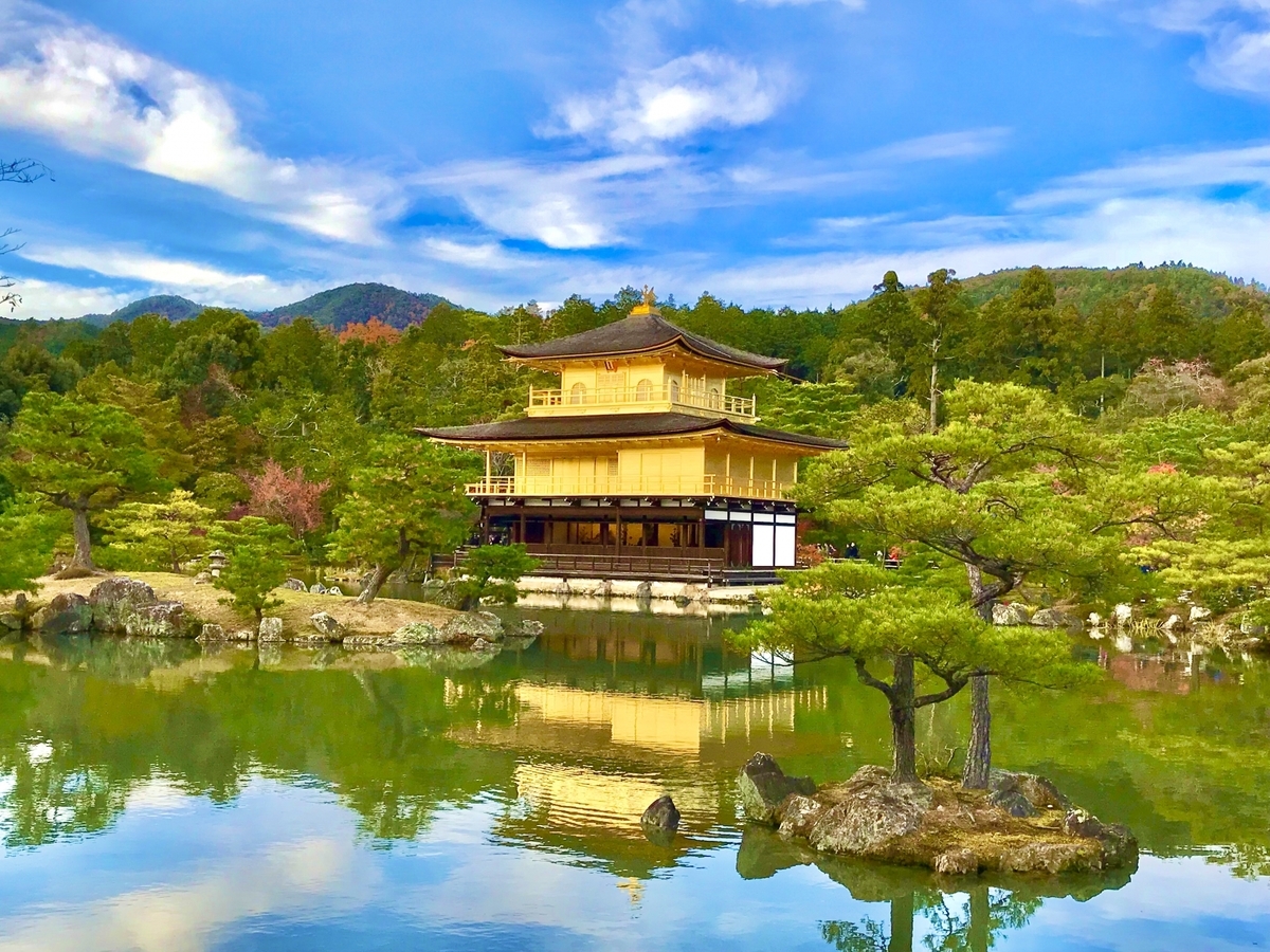 鳥居と仏堂が並ぶ神仏習合を思わせる境内