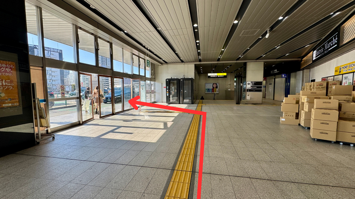 突き当たり手前の左手ドアから外へ出る場所