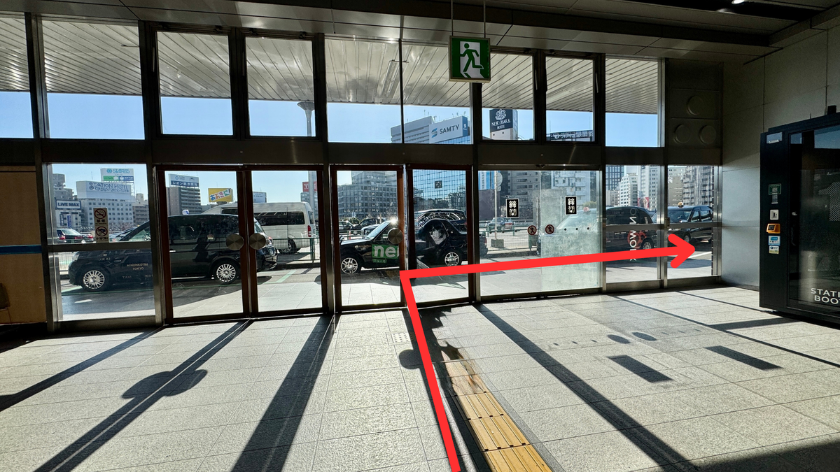 外に出た直後に右折する通路