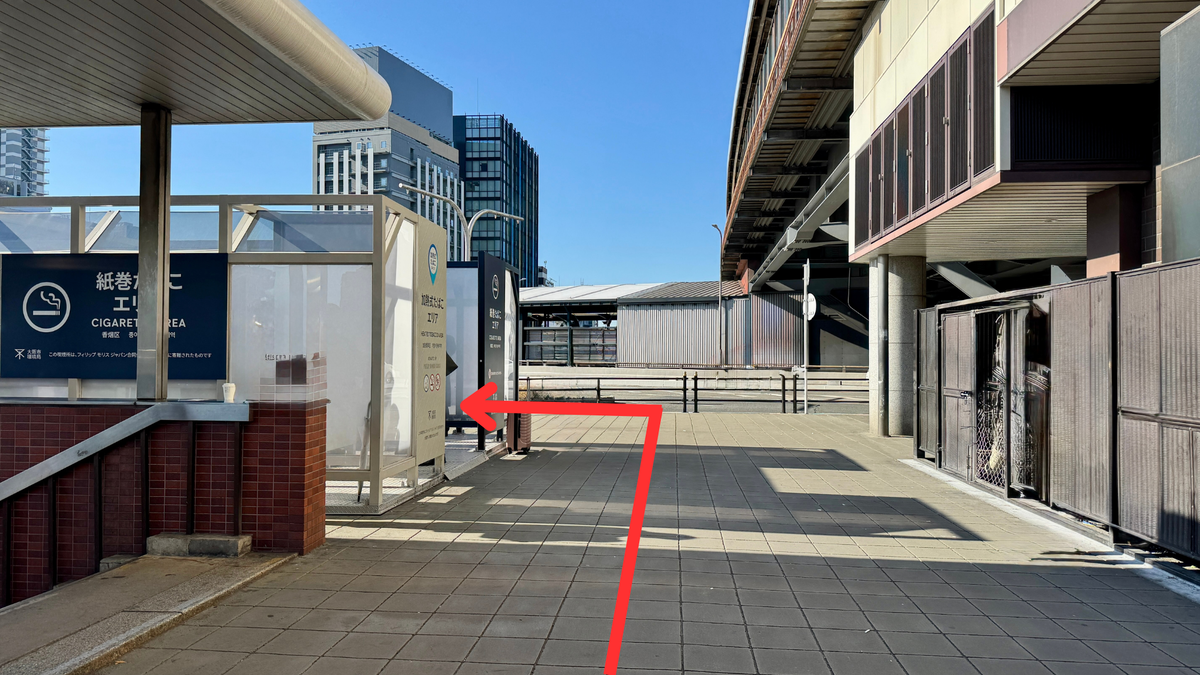 左手に見える新大阪駅西口の屋外喫煙所入口