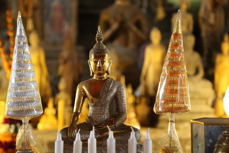 金色に輝く仏像と両脇の供物