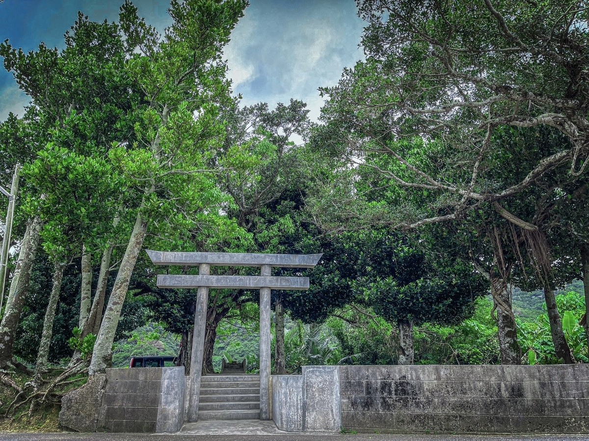 深い森に囲まれた石造りの鳥居