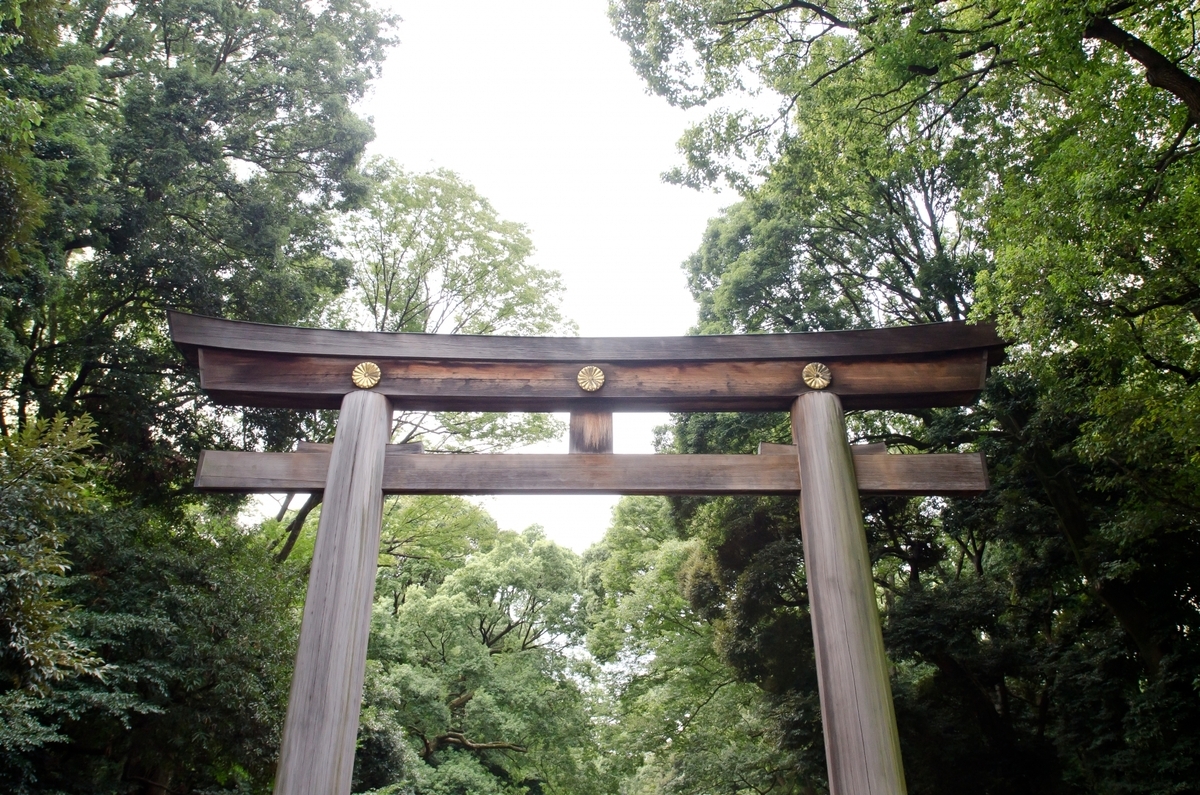 菊紋が付いた木製の明神鳥居