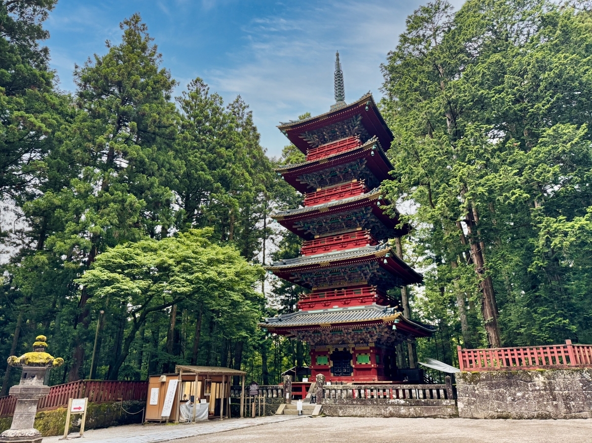 日光東照宮に立つ朱塗りの五重塔