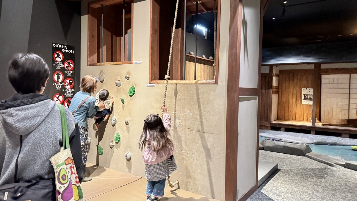 壁登りや縄で侵入術を体験する子どもたち