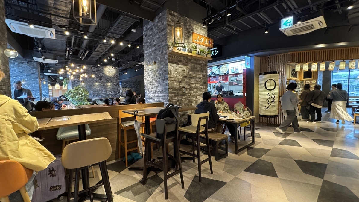 飲食店が並ぶ西湘フードスタジアムの明るい館内