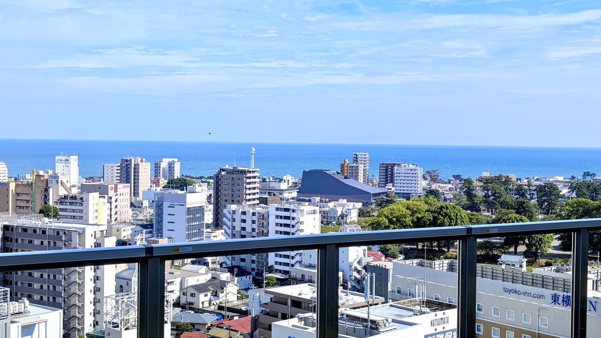 足湯越しに眺める小田原市街と相模湾