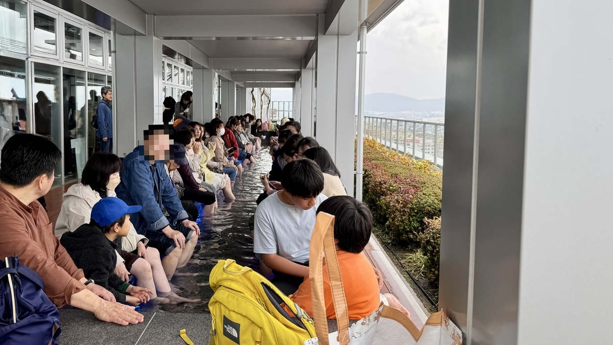 多くの利用者が足湯を楽しむ展望足湯庭園