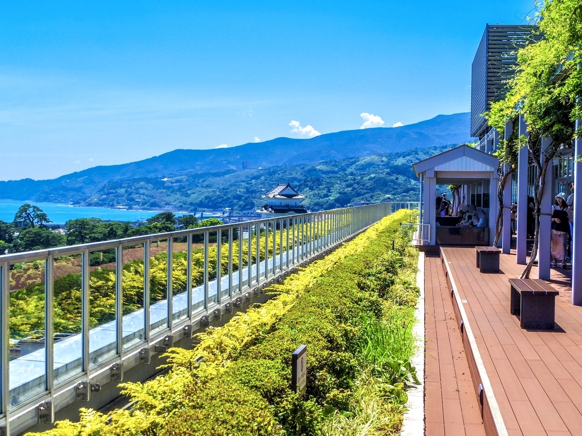 展望デッキから見える小田原城と箱根の山並み