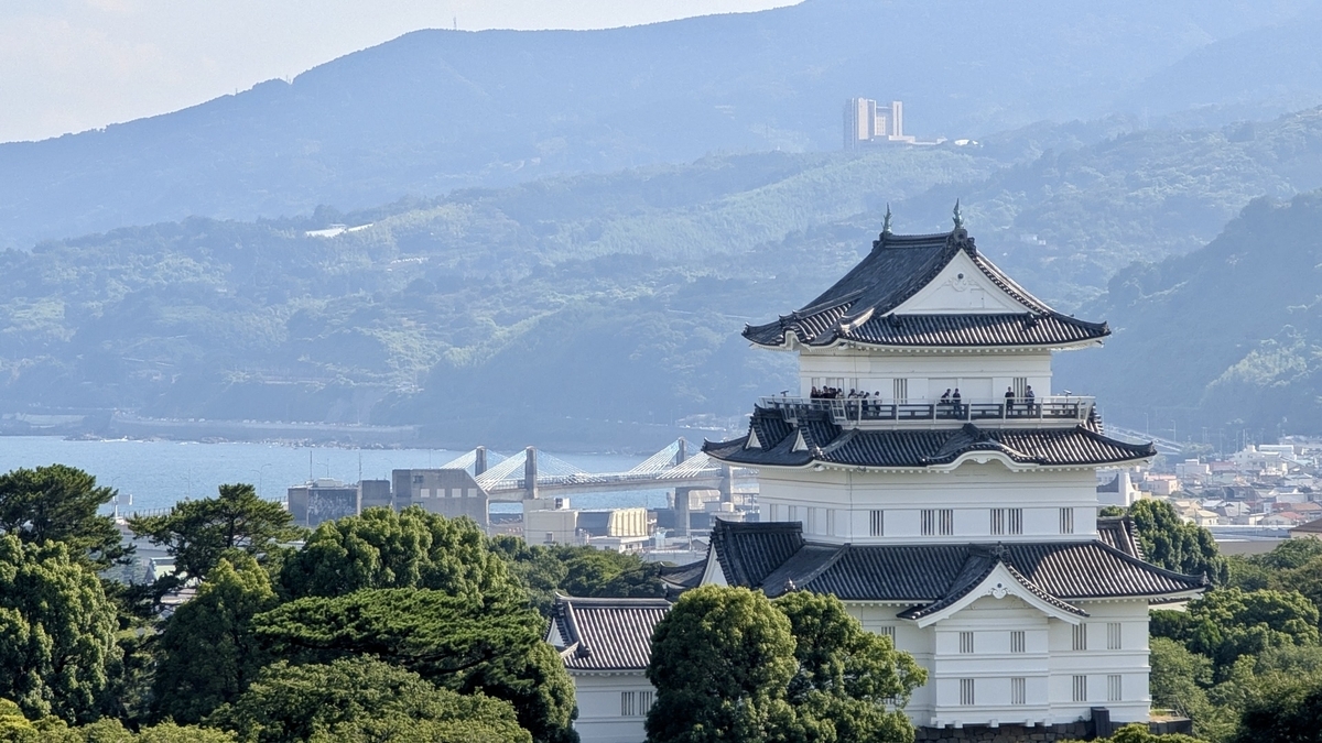 展望足湯庭園から望む小田原城天守閣