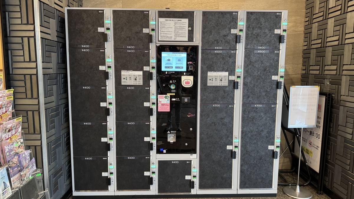 14階行きエレベーター前にあるコインロッカー
