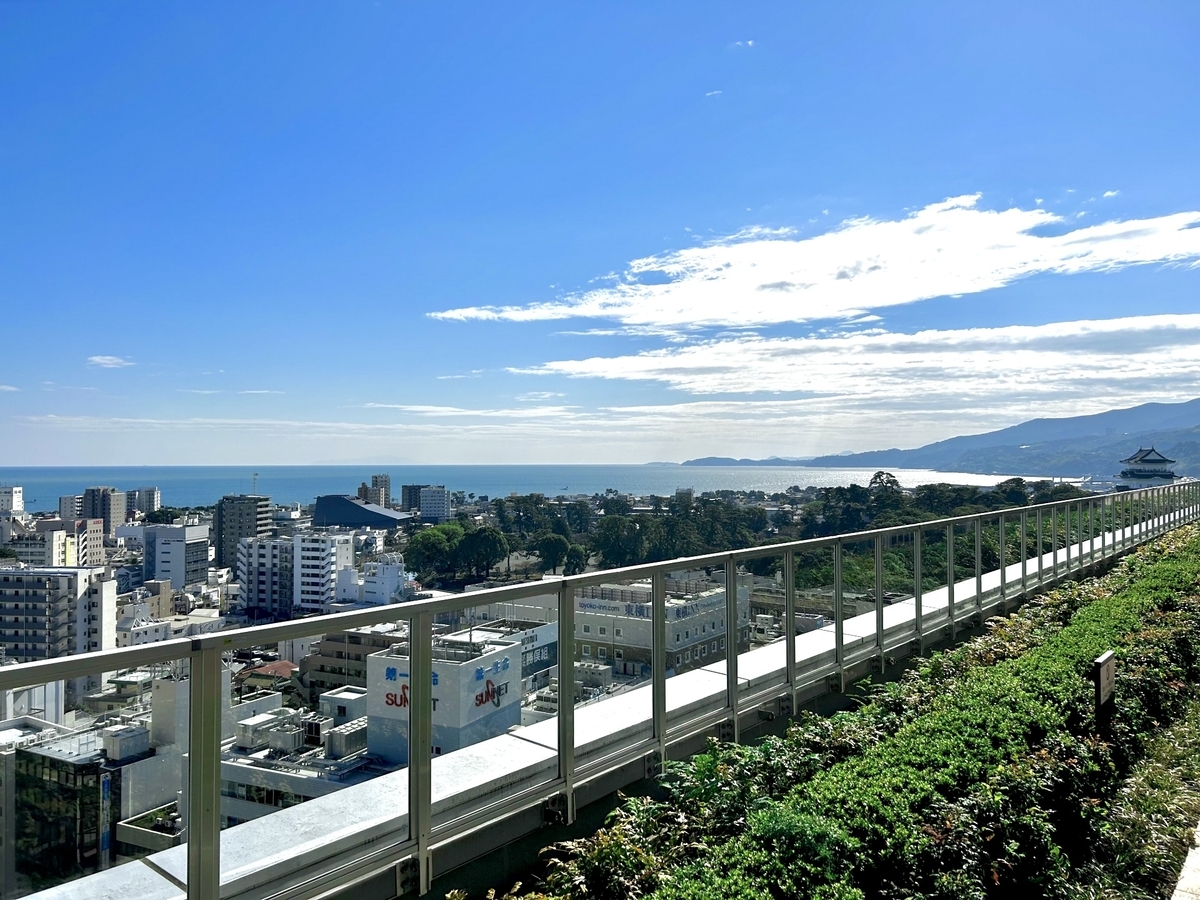 相模湾と小田原城を一望できる展望デッキの景色