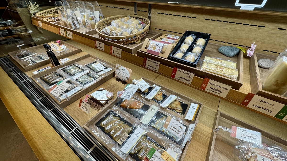 小田原の海産加工品や練り物が並ぶ土産売り場