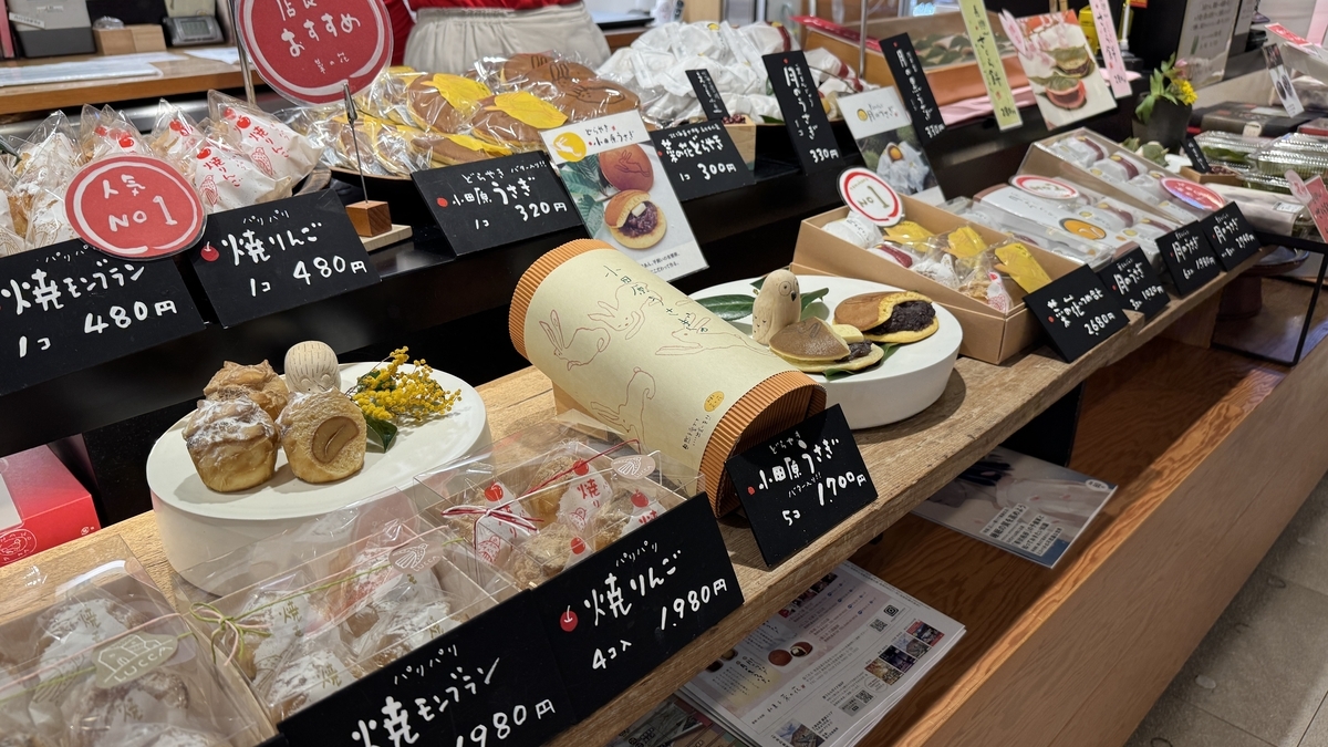 焼きモンブランや焼きりんごが並ぶ菓子店の売り場