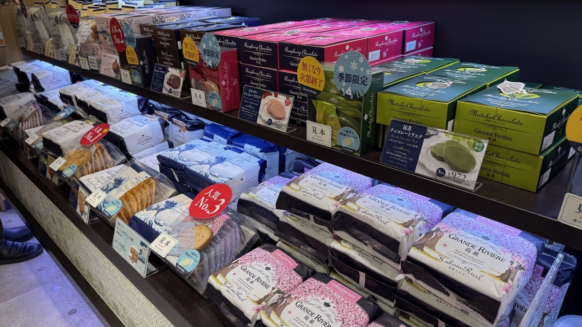 ラスクや抹茶チョコレートが並ぶ洋菓子売り場