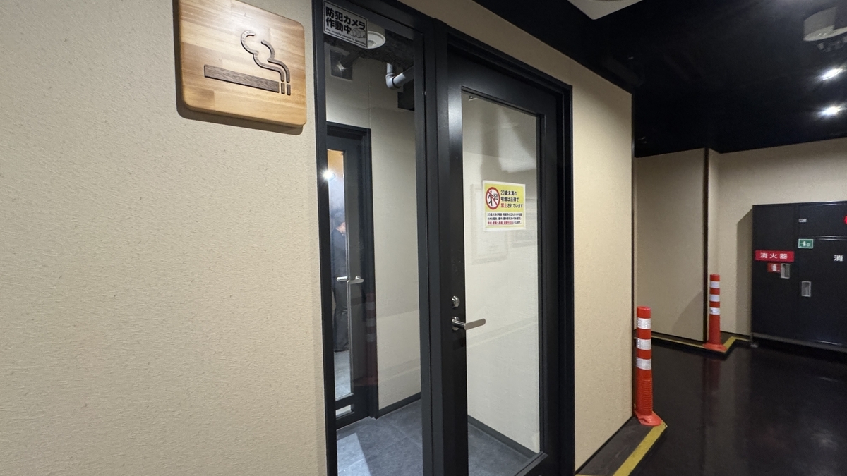 2階にある喫煙所の入口