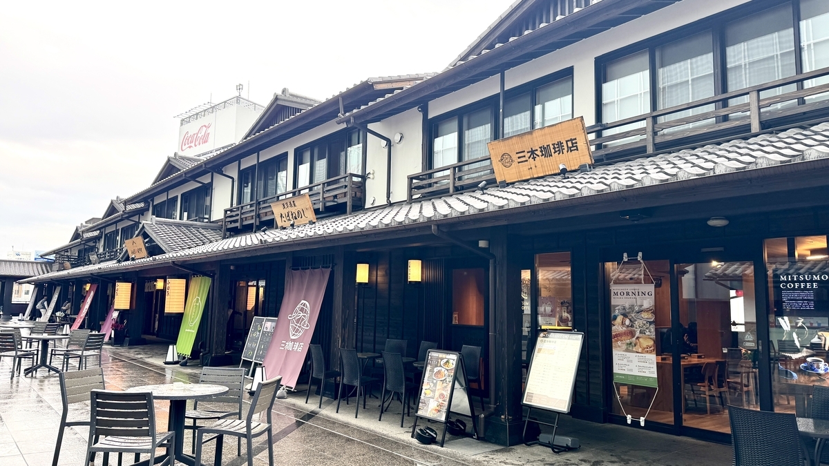 茶屋やカフェが並ぶ3階フロアの外観