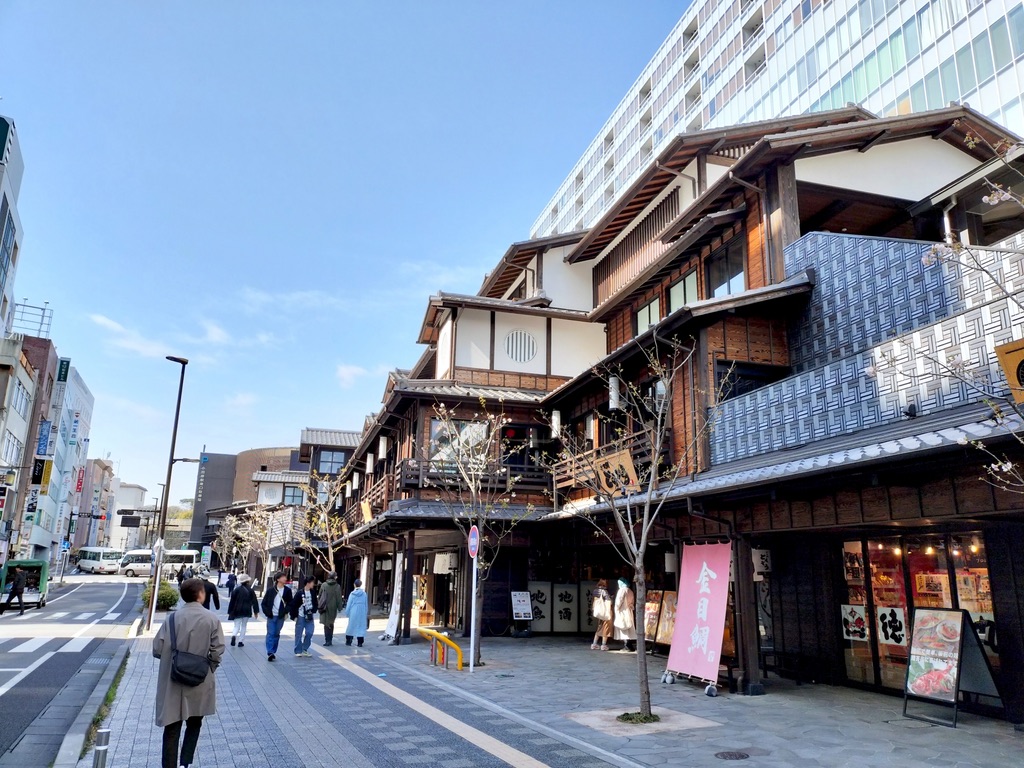 駅前通りに面した小田原新城下町の木造外観