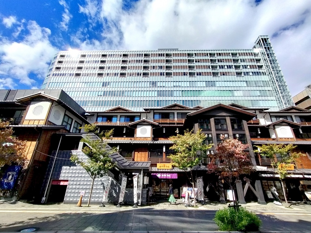 小田原新城下町の木造棟越しに見上げるミナカ小田原のタワー棟