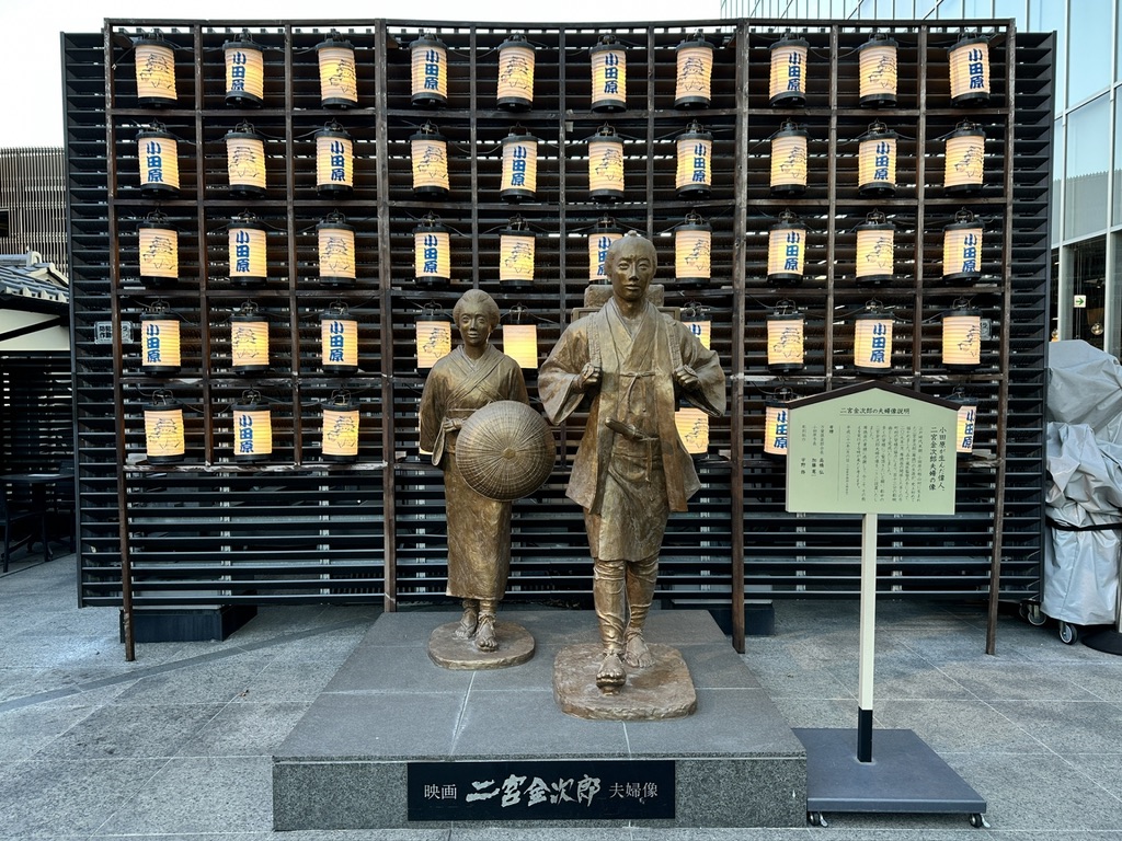 金次郎広場に立つ二宮金次郎夫婦像