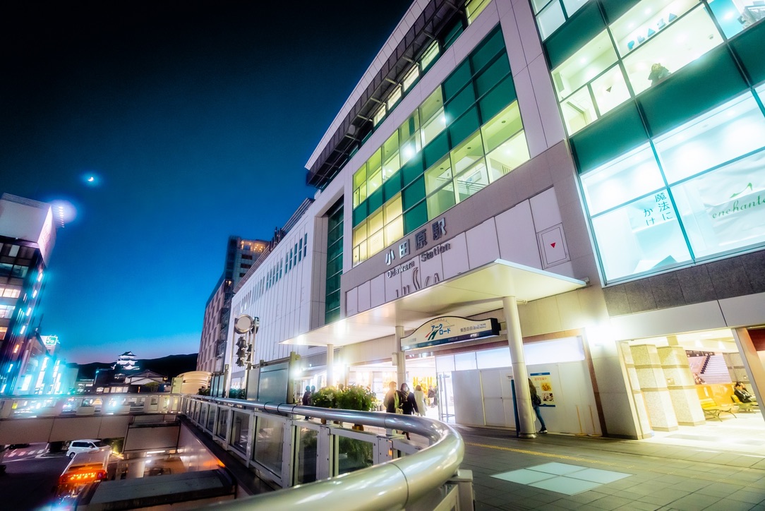 夜の小田原駅東口と駅前デッキ
