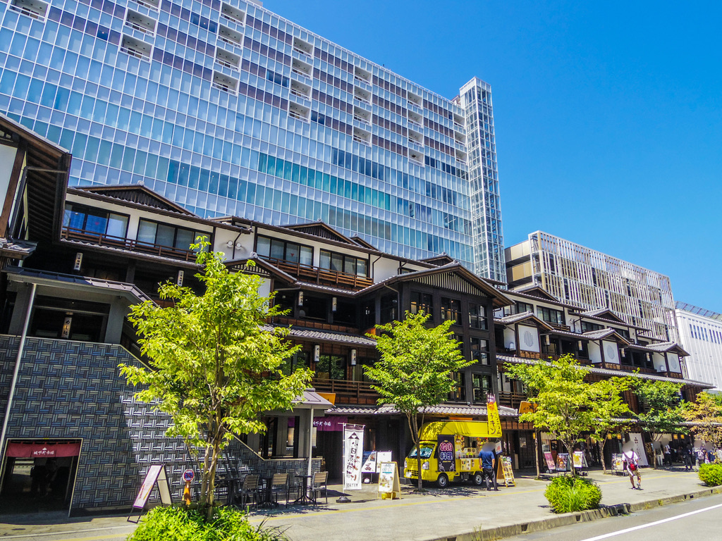 小田原新城下町の木造棟と背後にそびえるタワー棟