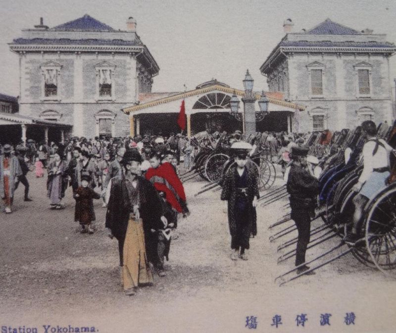 明治初期の横浜駅と人力車が並ぶ風景