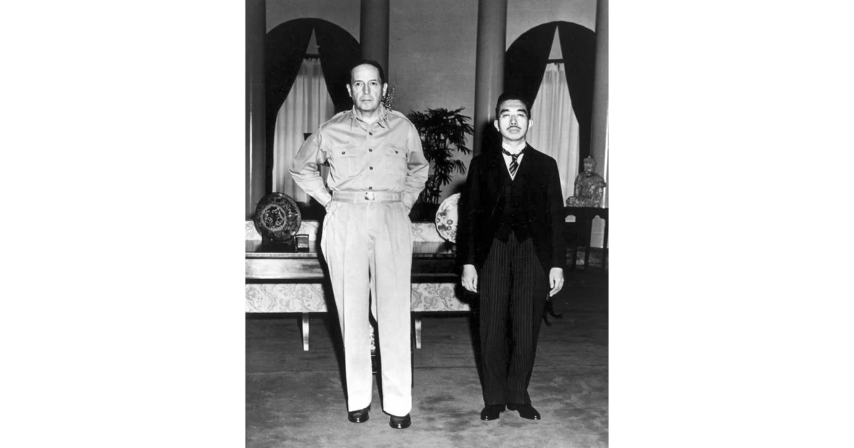 GHQのマッカーサーと昭和天皇が並ぶ写真