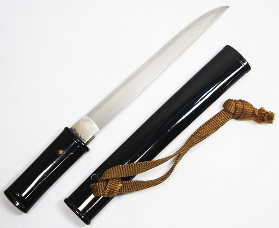 黒い拵えの短刀と鞘