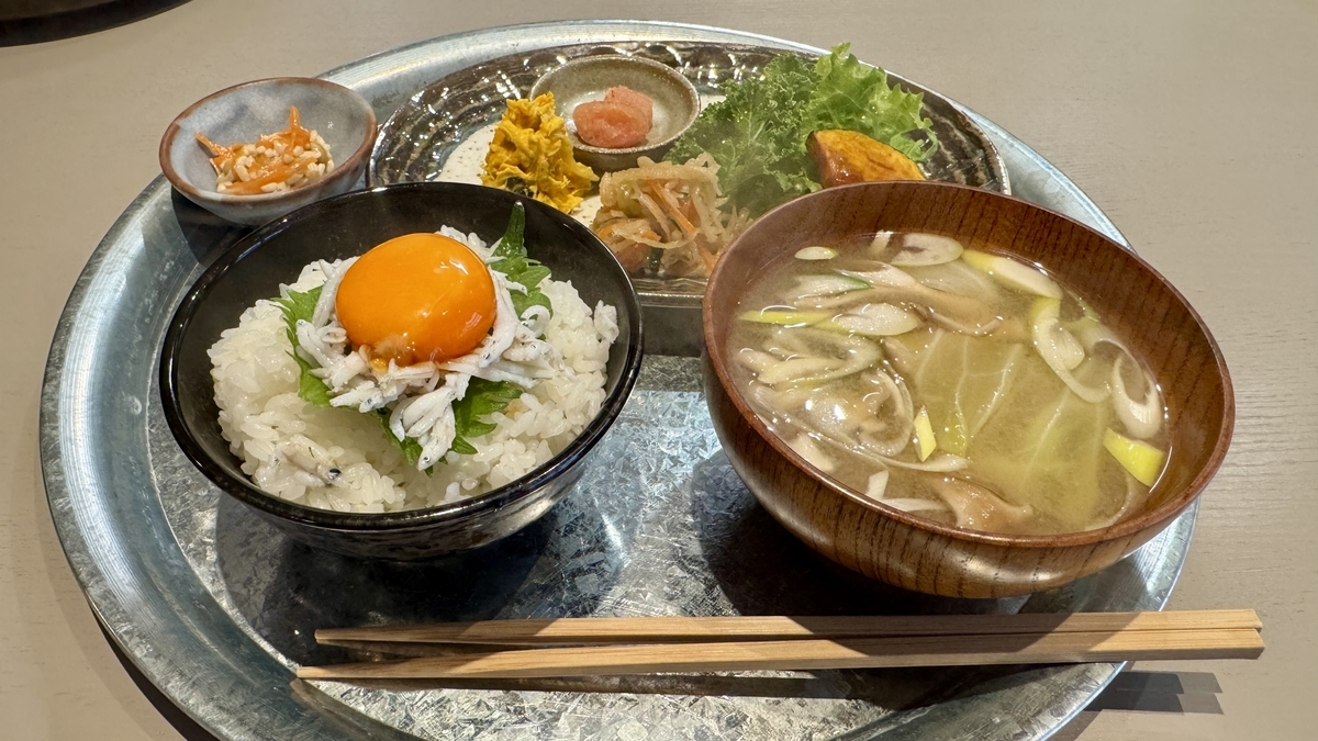 しらすと卵黄のご飯に味噌汁と小鉢が付いたあさごはん定食