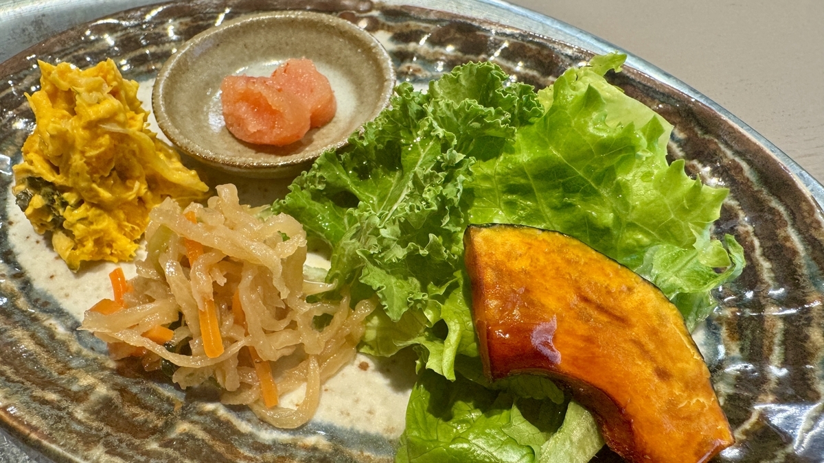 かぼちゃや明太子や野菜が盛られた副菜皿