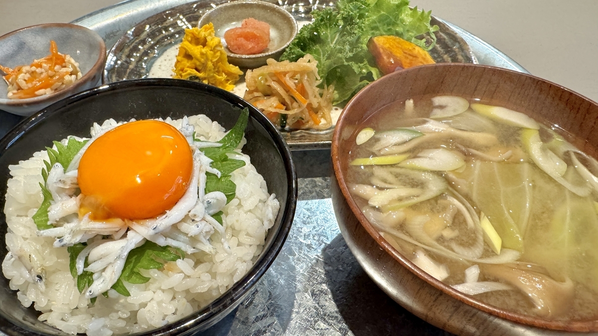 卵黄しらすご飯と味噌汁と副菜を並べた朝定食