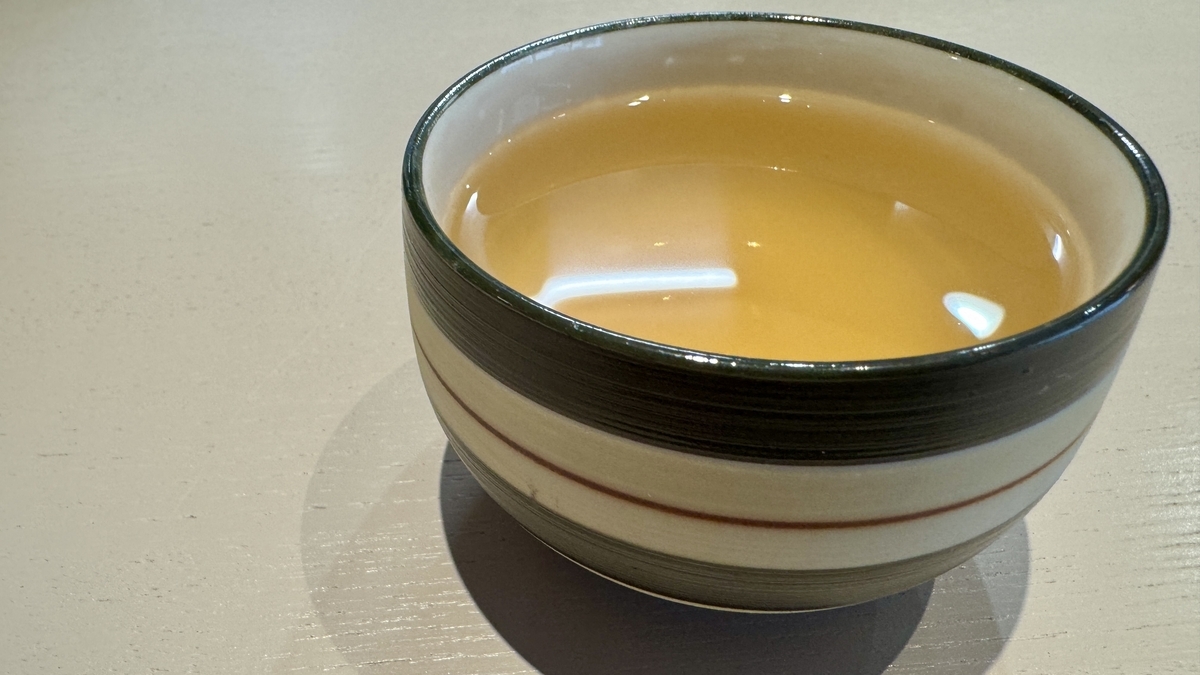 食後に出された温かいお茶の湯のみ