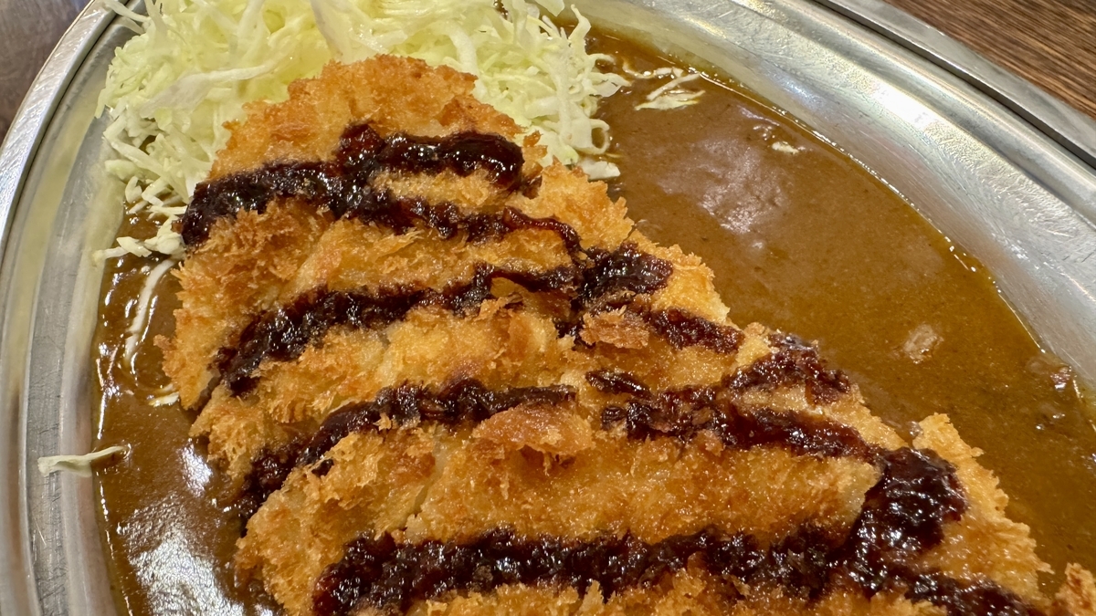 ルーと千切りキャベツを添えたLカツカレーの接写